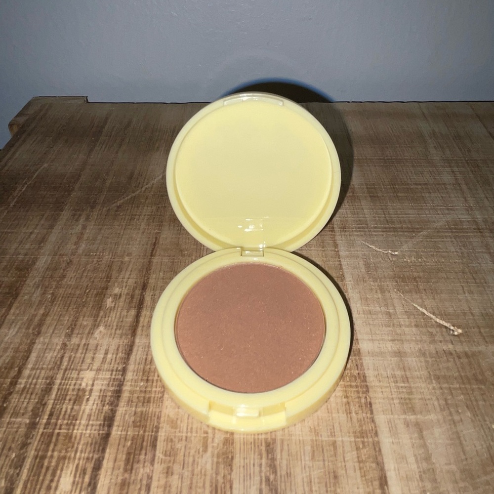Alamar Yellow Bronzer Compact with Brown Contour